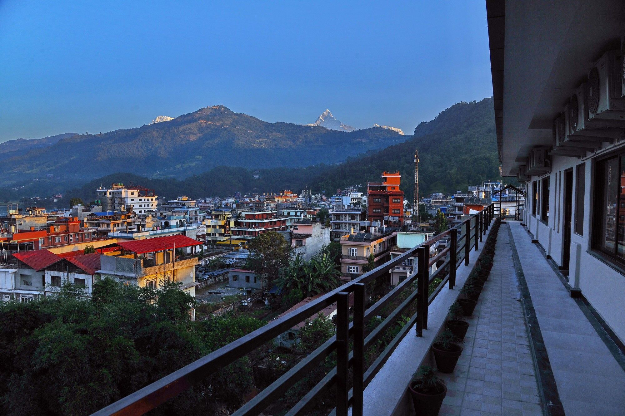 Hotel Queens Park Pokhara Exterior foto